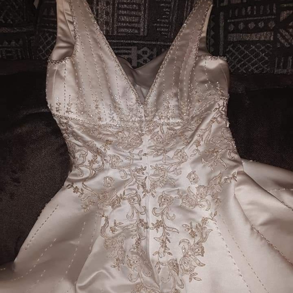 Wedding gown - Picture 3 of 8